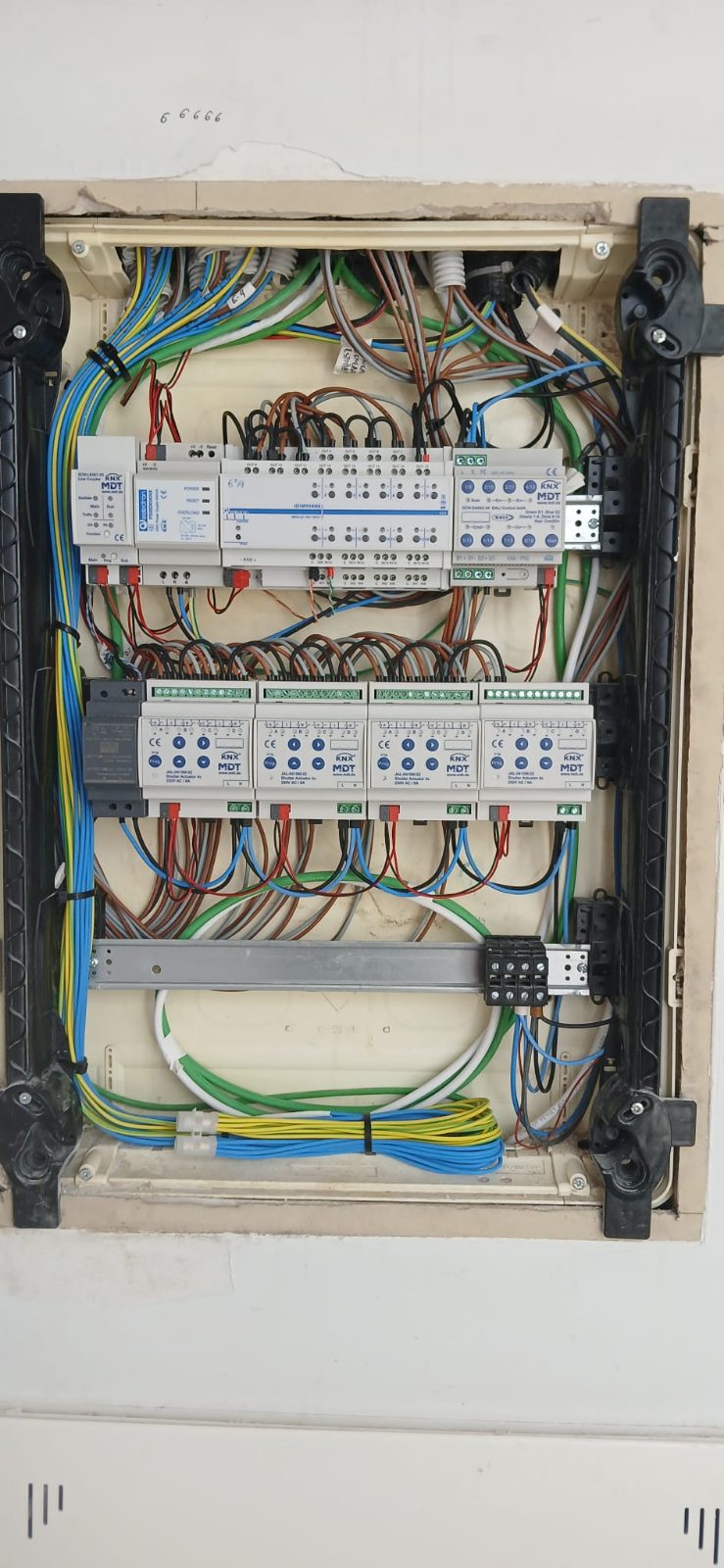 Armario eléctrico con acoplador de línea KNX, actuadores de persiana y control DALI
