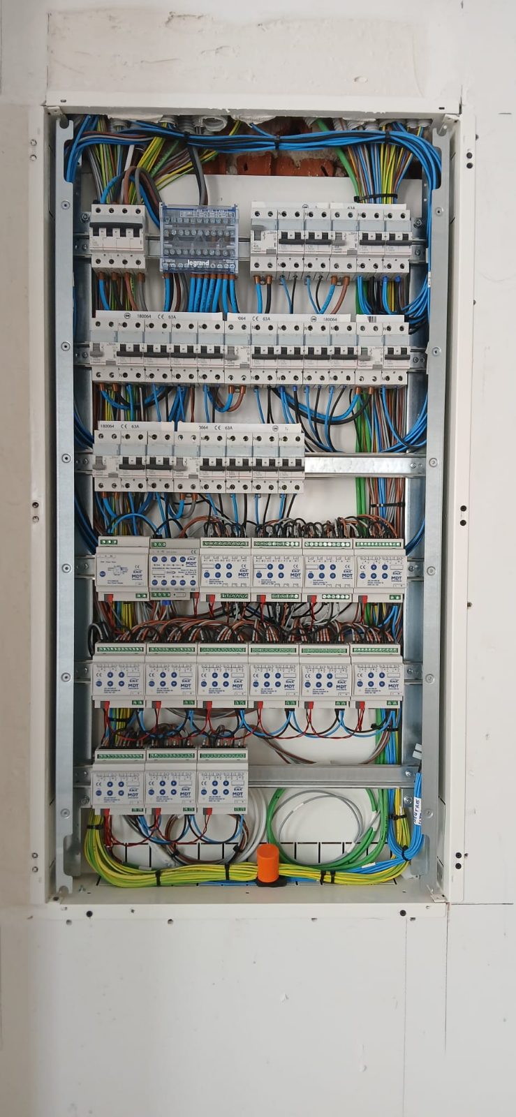 Cuadro eléctrico de vivienda con domótica KNX