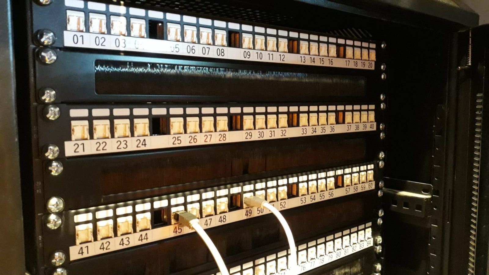Rack de comunicaciones con paneles de parcheo numerados del 01 al 84